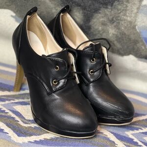 Women’s Black Faux Leather Lace Up Heeled Bootie Size 6.5
